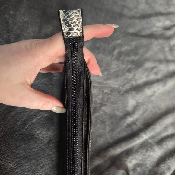 Elegant Black and Silver Clutch - Picture 4 of 11
